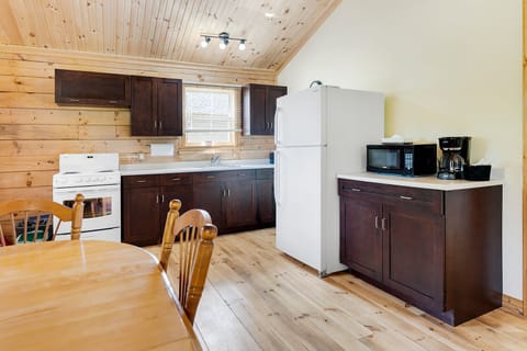 Cottage, 2 Bedrooms | Private kitchen | Microwave, coffee/tea maker, electric kettle, toaster