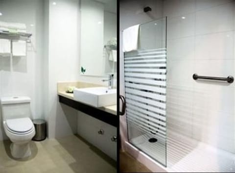 Combined shower/tub, hair dryer, towels