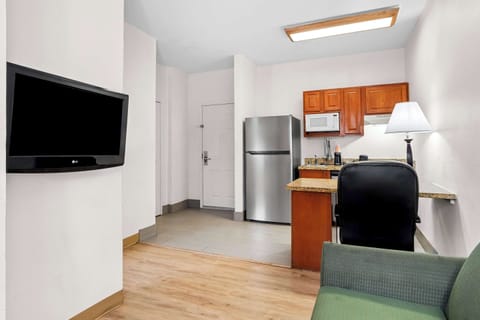 Suite, 1 Queen Bed, Non Smoking (Efficiency, Pet Friendly) | Premium bedding, desk, laptop workspace, iron/ironing board