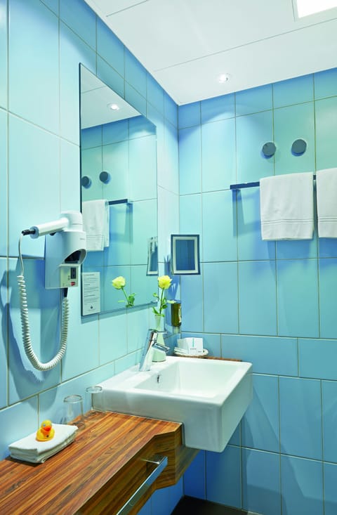 Standard Single Room | Bathroom | Shower, designer toiletries, hair dryer, towels