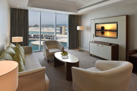 Executive Suite | Minibar, desk, soundproofing, free WiFi