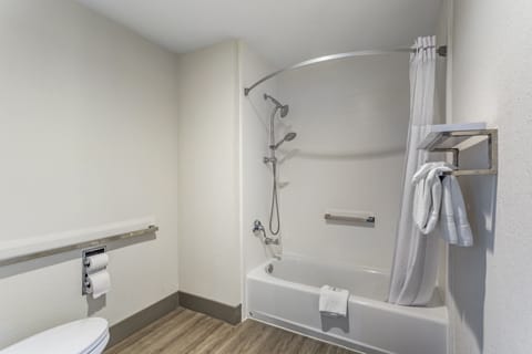 Combined shower/tub, free toiletries, hair dryer, towels