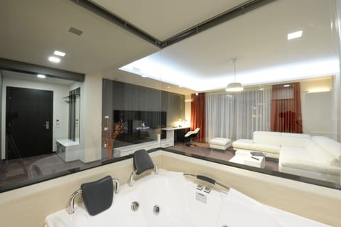 Executive Apartment (5% discount in the restaurant) | Deep soaking bathtub