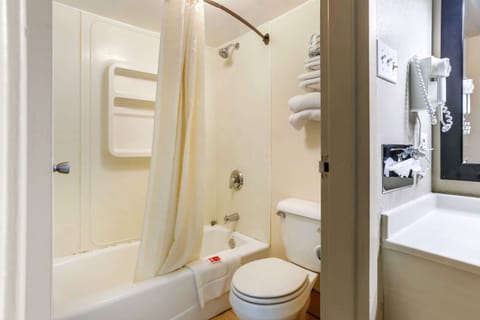 Room, 1 Queen Bed, Accessible, Non Smoking | Bathroom | Combined shower/tub, free toiletries, towels