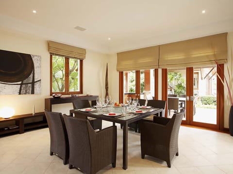 Villa, 5 Bedrooms | In-room dining