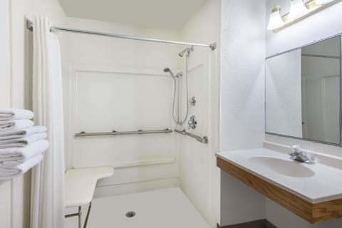 Room, Accessible, Non-Smoking | Bathroom | Combined shower/tub, towels