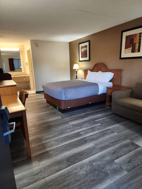 Standard Room, 1 Queen Bed, Non Smoking | Premium bedding, pillowtop beds, desk, blackout drapes