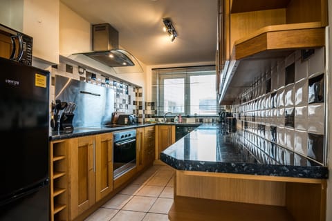 Apartment (2 Bedrooms) | Private kitchen | Fridge, microwave, oven, stovetop