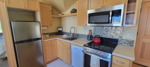 Eagle’s Nest Suite – Third Floor Ocean Front View | Private kitchen | Full-size fridge, microwave, oven, stovetop