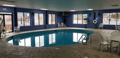 Indoor pool, sun loungers