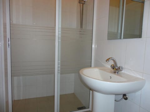 Deluxe Room | Bathroom | Shower, rainfall showerhead, bidet, towels