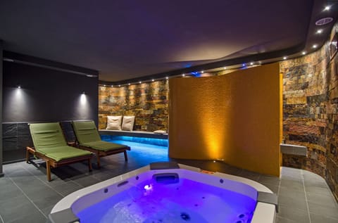 Indoor spa tub