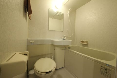 Apartment, Non Smoking | Bathroom | Combined shower/tub, free toiletries, hair dryer