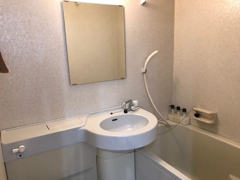 Apartment, Non Smoking | Bathroom | Combined shower/tub, free toiletries, hair dryer