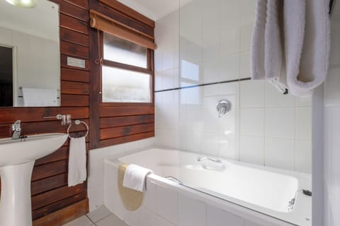 Basic Double Room | Bathroom | Combined shower/tub