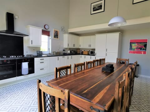 Plenty of space to cook and chat.