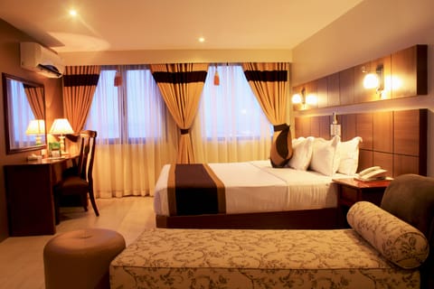 Premier Room | In-room safe, individually decorated, individually furnished, desk