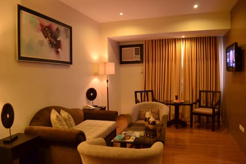 Executive Suite | Living room | 32-inch flat-screen TV with cable channels, TV