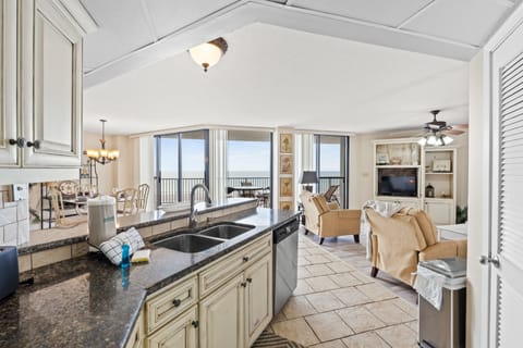 Condo, 2 Bedrooms, Ocean View (204 W) | Private kitchen | Fridge, microwave, oven, stovetop