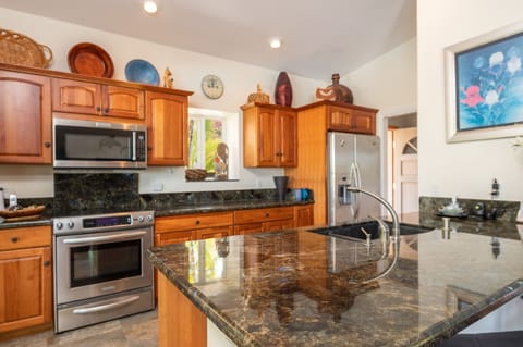 Just like home.. fully complemented kitchen just outside outside Dining area.