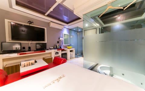 Room (Special room (round bathtub Netflix a) | 1 bedroom, free WiFi, bed sheets