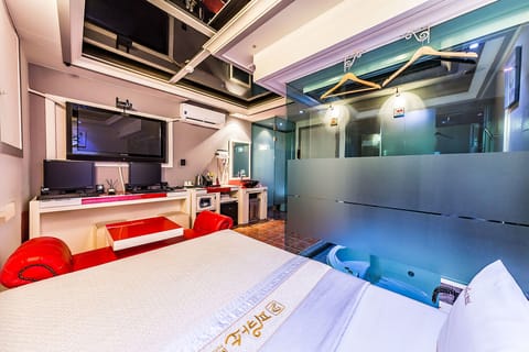 Room (Special room (round bathtub Netflix a) | 1 bedroom, free WiFi, bed sheets