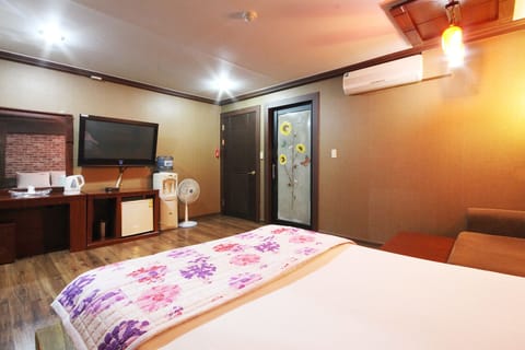 Room (Standard Room) | 1 bedroom, individually decorated, free WiFi, bed sheets