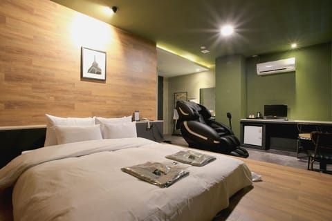Room (Suite (OTT PC)) | 1 bedroom, free WiFi, bed sheets