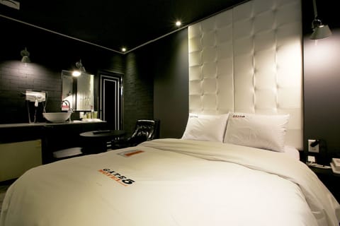 Room (Premium) | 1 bedroom, free WiFi, bed sheets