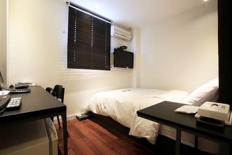 Room (Standard A (no parking computer runni) | 1 bedroom, free WiFi, bed sheets