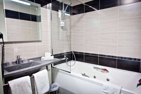 Jetted tub, hydromassage showerhead, eco-friendly toiletries, hair dryer