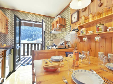 Table, Property, Tableware, Furniture, Dishware, Wood, Interior Design, Plate, Lighting, Cabinetry