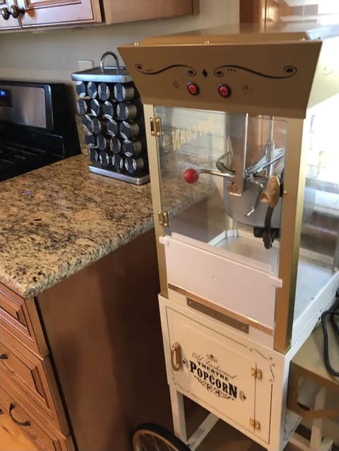 Popcorn maker