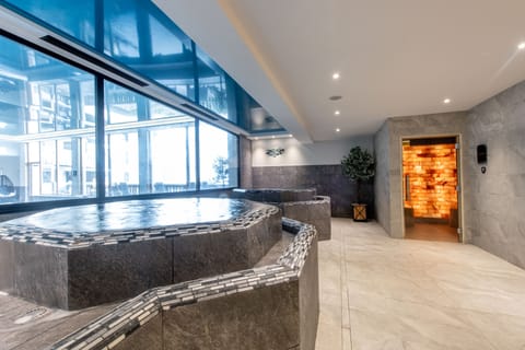 Indoor spa tub