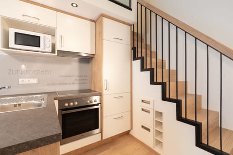 Premium Loft, 1 Bedroom, Lanai, Mountainside | Soundproofing, free WiFi, bed sheets