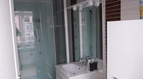 Deluxe Apartment (2nd floor) | Bathroom | Shower, free toiletries, hair dryer, towels