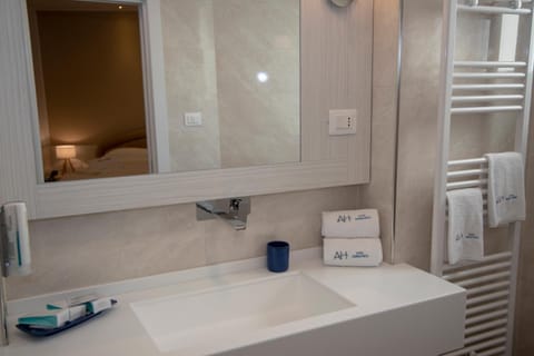 Superior Double Room, 1 Double Bed | Bathroom | Shower, hair dryer, bidet, towels