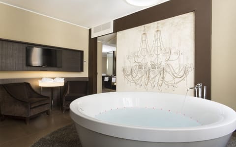 Suite (Penthouse) | Deep soaking bathtub