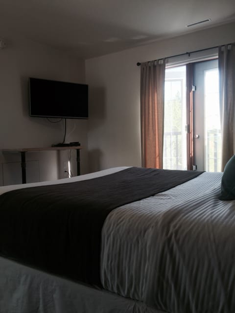 Room, 1 Queen Bed | Iron/ironing board, rollaway beds, free WiFi, bed sheets