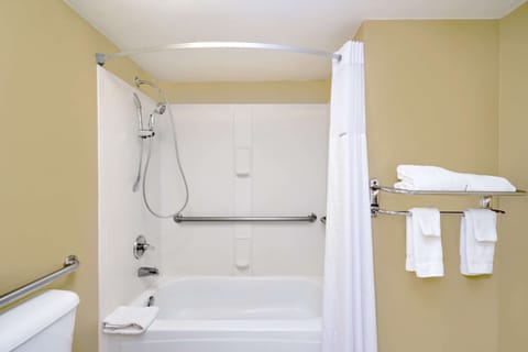 Combined shower/tub, free toiletries, hair dryer, towels