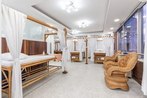 Couples treatment rooms, sauna, spa tub, steam room, Turkish bath