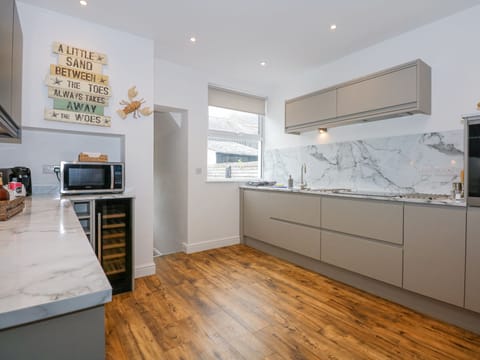 Fridge, dishwasher, cookware/dishes/utensils