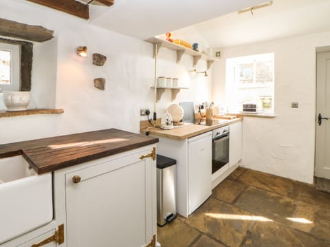 Cottage | Private kitchen | Fridge, cookware/dishes/utensils