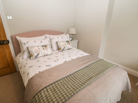 Cottage | 2 bedrooms, individually decorated, individually furnished, free WiFi