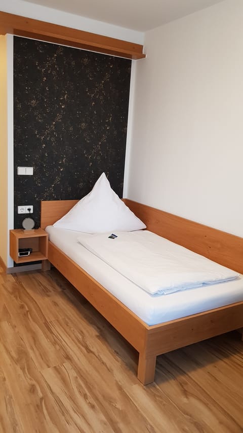 Comfort Single Room | In-room safe, desk, free WiFi, bed sheets