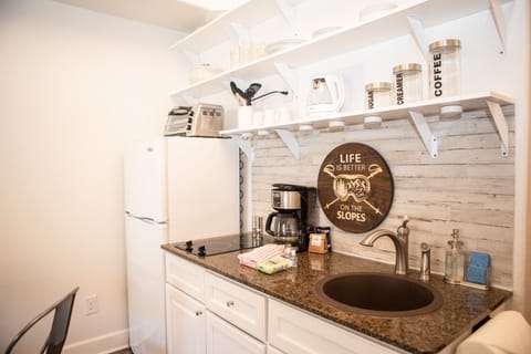 Studio | Private kitchen | Fridge, coffee/tea maker, toaster