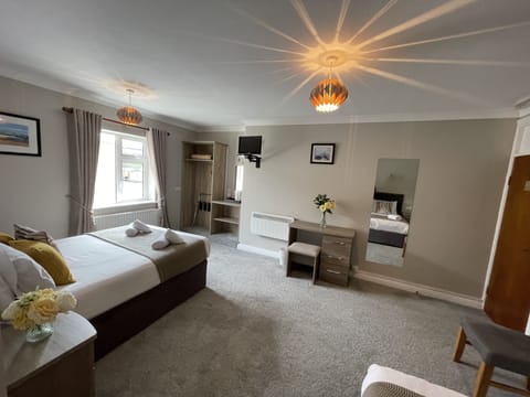 Twin Room, Ensuite | Desk, free WiFi, bed sheets