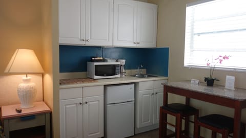 Deluxe Room, 1 Queen Bed | Private kitchen | Microwave, coffee/tea maker, cookware/dishes/utensils