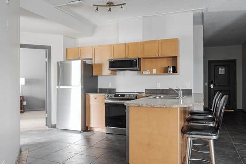 Suite, 3 Bedrooms, Kitchen | Private kitchen | Full-size fridge, microwave, oven, stovetop