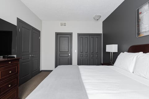 2 Bedroom Suite, Kitchen, 2 Bathrooms | Premium bedding, down comforters, pillowtop beds, desk